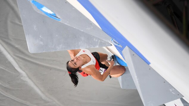 Alannah Yip de l'équipe du Canada effectue son épreuve de bloc lors des qualifications en escalade.