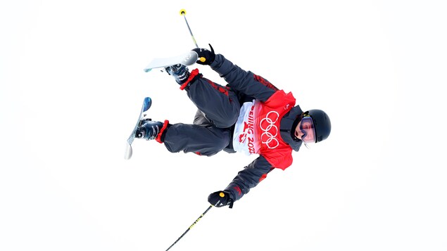 La Canadienne Amy Fraser complète sa descente de demi-lune en ski acrobatique.