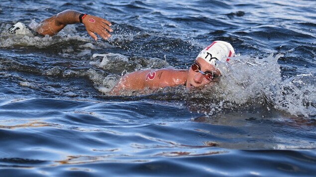 L'Américaine Ashley Twichell nage devant la Brésilienne Ana Marcela Cunha au marathon 10 km en eau libre aux Jeux olympiques de Tokyo.
