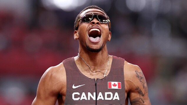 Andre de Grasse criant de joie.