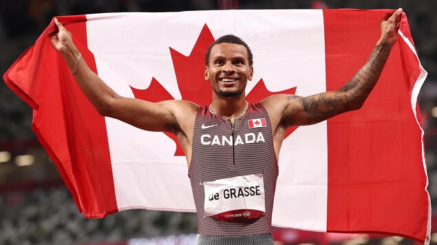 Tangan ni Andre De Grasse ang bandila ng Canada.