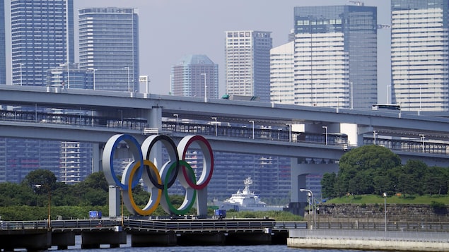 Les anneaux olympiques installés près de l'eau à Tokyo.