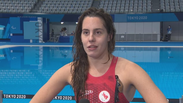 Aurélie Rivard répond à une question à la caméra.