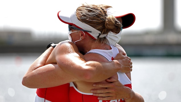Caileigh Filmer et Hillary Janssens se font une accolade.