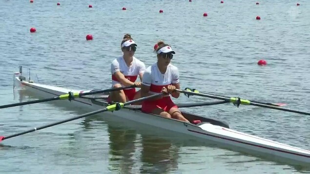 Gabrielle Smith et Jessika Sevik dans leur bateau, en attente du départ d'une course.
