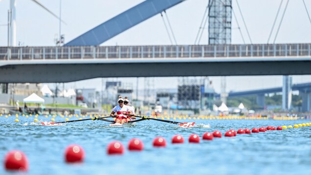 Les Canadiennes Gabrielle Smith et Jessica Sevick rament dans la baie de Tokyo.