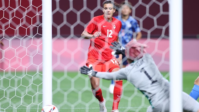 Christine Sinclair regarde le ballon entrer dans le filet de l'équipe japonaise.