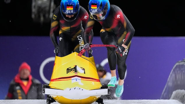  Laura Nolte et Deborah Levi pousse leur bobsleigh en début de course.