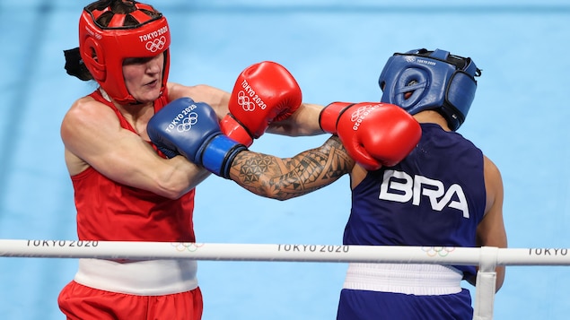 La Brésilienne Beatriz Ferreira et l'Irlandaise Kellie Anne Harrington qui s'échangent des coups.