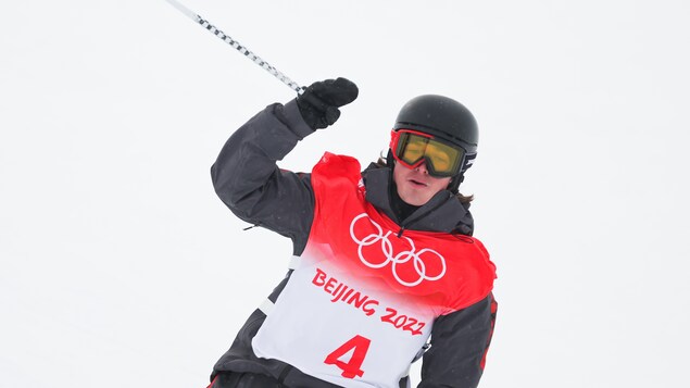 Brendan Mackay termine sa descente en demi-lune aux Jeux olympiques de Pékin.