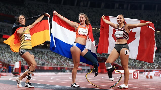 De gauche a droite, la médaillée d'argent, l'Allemande Irmgard Bensusan, la vainqueuse, la Néerlandaise Marlene van Gansewinkel et la Canadienne en bronze, Marissa Papaconstantinou chacune tenant le drapeau de leur nation.