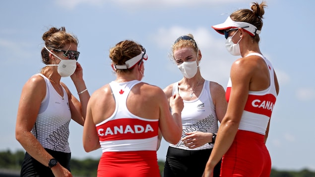 Hillary Janssens et Caileigh Filmer ont une discussion joviale avec leurs adversaires médaillées d'or.