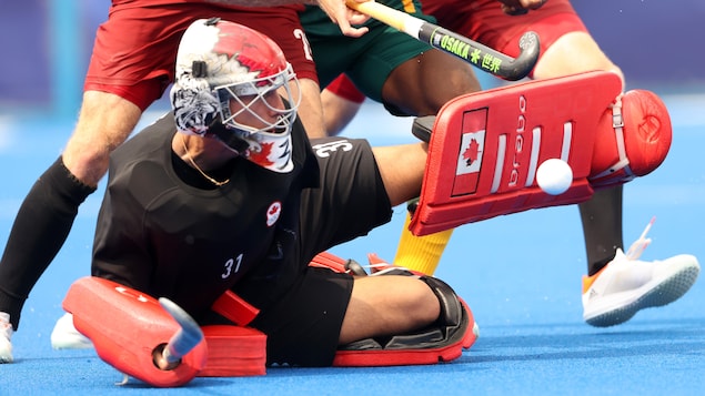 Le gardien de but de l'équipe du Canada au hockey sur gazon effectue un arrêt aux Jeux olympiques de Tokyo.