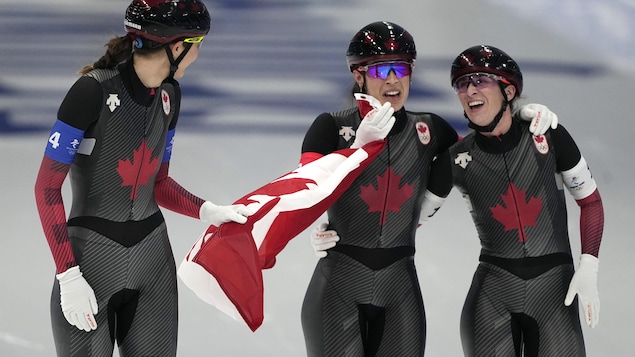 Isabelle Weidemann, Valerie Maltais et Ivanie Blondin réagissent après leur victoire.