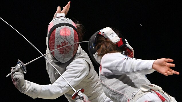 加拿大运动员在东京奥运女子击剑比赛中。
