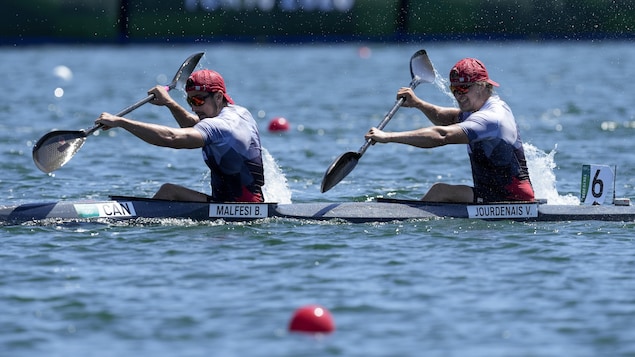 Brian Malfesi et Vincent Jourdenais dans leur embarcation, en action aux bouées rouges, lors de leur course aux Jeux olympiques.