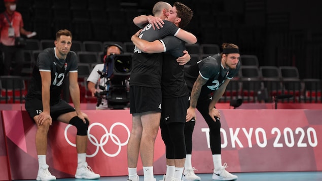 Nicholas Hoag se fait réconforter par son coéquipier suite à leur défaite face à la Russie aux Jeux olympiques de Tokyo.