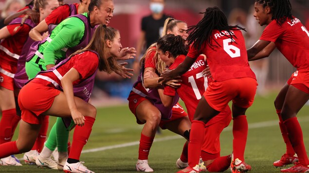 Las jugadoras de la selección femenina de fútbol de Canadá celebran un gol.