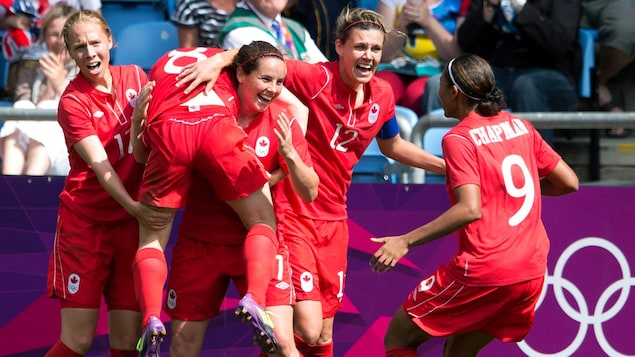 Les joueuses de l'équipe canadienne, dont Christine Sinclair, célèbrent un but.