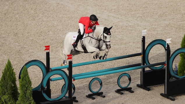 Colleen Loach et son cheval Qorry Blue d'Argouges franchissent un obstacle.