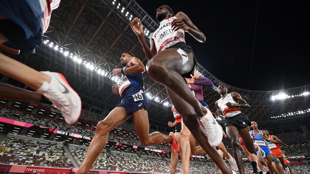 Mohammed Ahmed court dans le peloton, par-dessus la caméra.