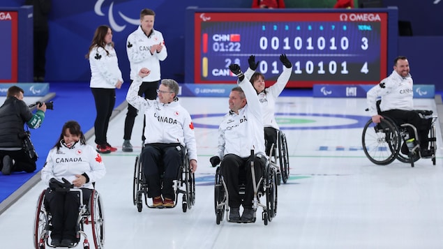 L'équipe canadienne célèbre sa victoire.