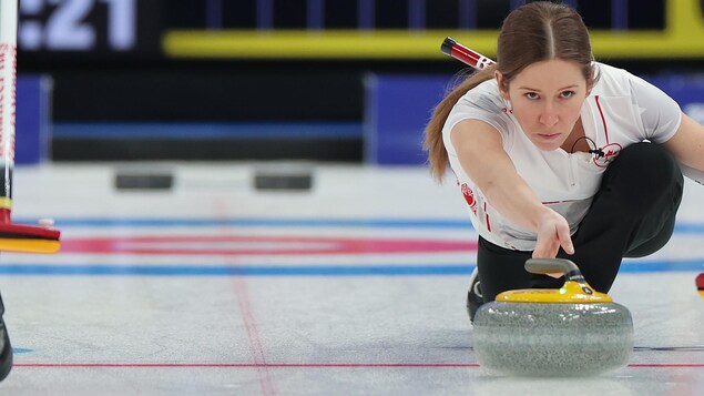 Kaitlyn Lawes concentrée lance la pierre de curling.