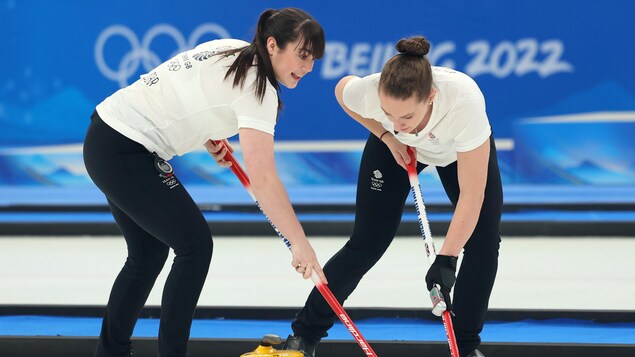 Les athlètes britanniques Hailey Duff et Jennifer Dodds balaient lors de la finale de curling féminin à Pékin. 