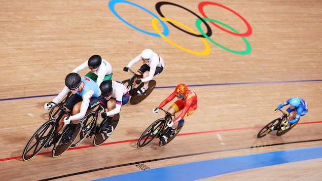 Kelsey Mitchell de l'équipe du Canada est en tête du groupe de cyclistes composé de Yuli Verdugo Osuna du Mexique, Anastasiia Voinova du ROC, Emma Hinze of de l'Allemagne, Shanju Bao de la Chine et Liubov Basova de l'Ukraine.