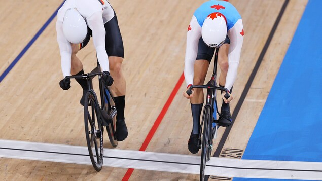 Stefan Boetticher de l'équipe de l'Allemagne et Nick Wammes de l'équipe du Canada font la course pour traverser la ligne d'arrivée.