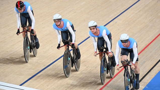 Les Canadiens Vincent De Haitre, Michael Foley, Derek Gee et Jay Lamoureux sont côte à côte et roulent sur la piste.