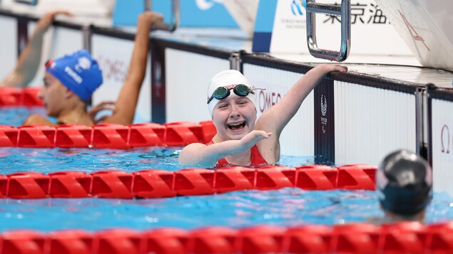 Danielle Dorris célèbre à la fin de sa course au 50 m papillon.