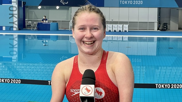 Danielle Dorris sourit à la caméra.