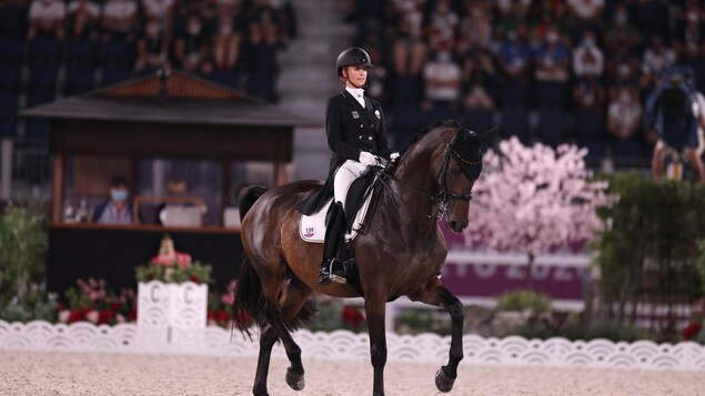 Jessica von Bredow-Werndl sur son cheval TSF Dalera qui trotte.