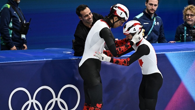 William Dandjinou félicite Steven Dubois pour sa victoire.