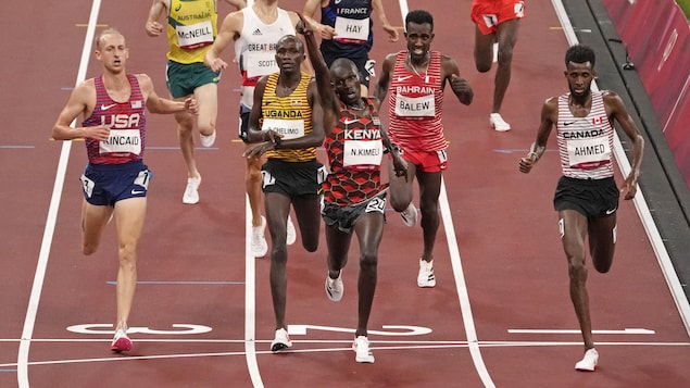 Mohammed Ahmed court lors des qualifications du 5000 m.