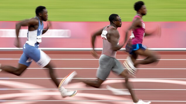Aaron Brown court lors des demi-finales du 200 m.