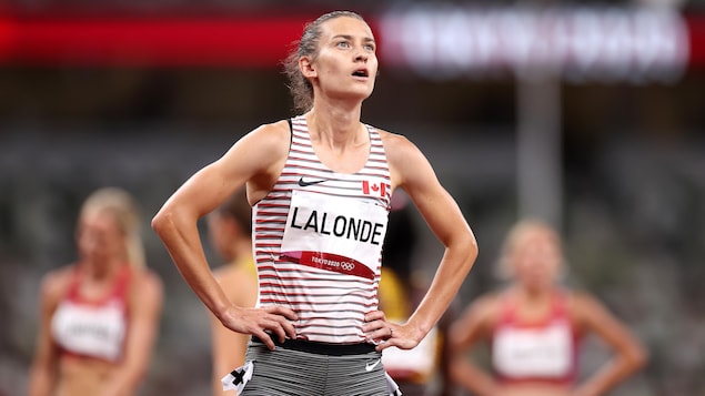 Genevieve Lalonde regarde le tableau des résultats après avoir terminé sa course.
