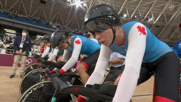 Les cyclistes canadiennes Allison Beveridge, Ariane Bonhomme, Annie Foreman-Mackey et Georgia Simmerling sont sur la ligne de départ.