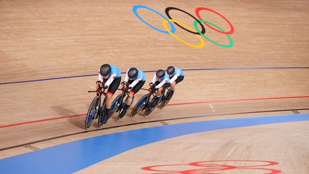 Allison Beveridge suivi de ses coéquipières roule sur la piste.