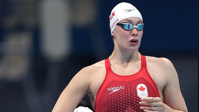 Penny Oleksiak se prépare à participer à l’épreuve préliminaire du relais 4 x 100m aux Jeux olympiques de Tokyo.