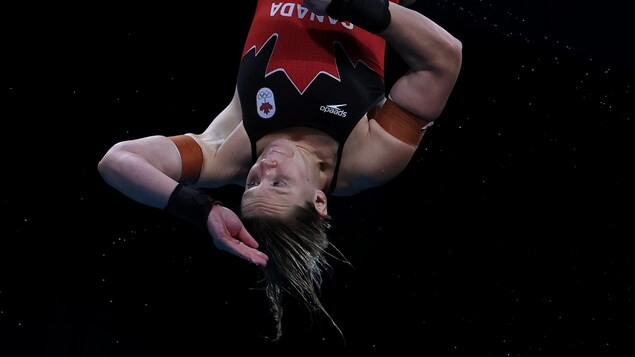 Celina Toth complète un saut à la plateforme de 10 m.