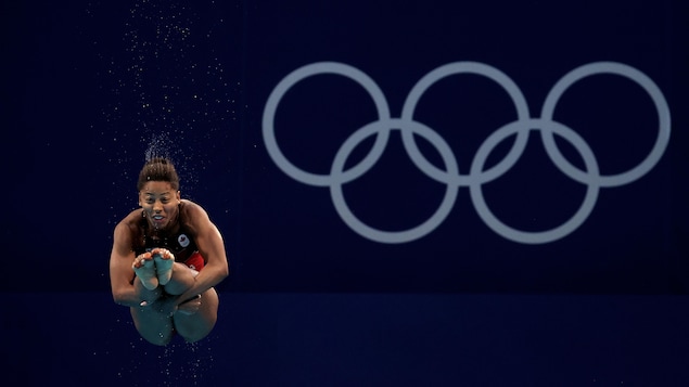 Jennifer Abel, dans les airs, en position carpée.