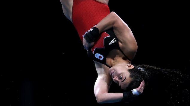 Meaghan Benfeito complète un saut à la plateforme de 10 m.