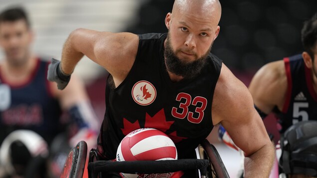 Le Canadien Zak Madell porte le ballon.