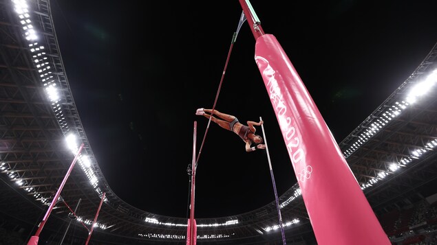 Anicka Newell passe par-dessus la barre après avoir exécuté un saut.