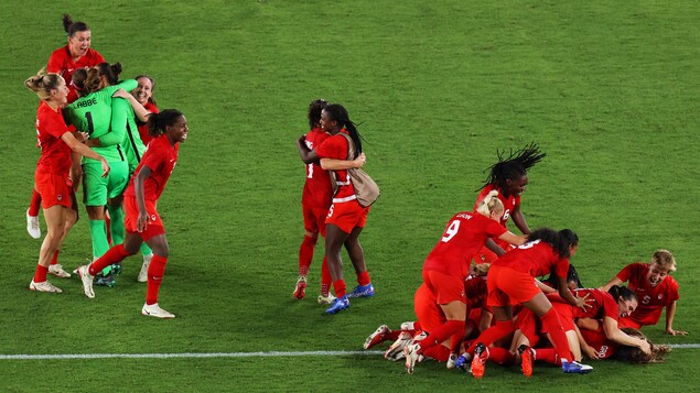 L'équipe canadienne de soccer féminin célèbre après avoir remporté la finale.