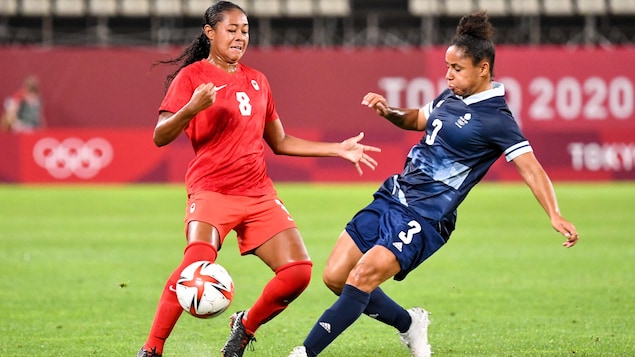 La défenseure canadienne Jayde Riviere et la défenseure britannique Demi Stokes se battent pour le ballon.