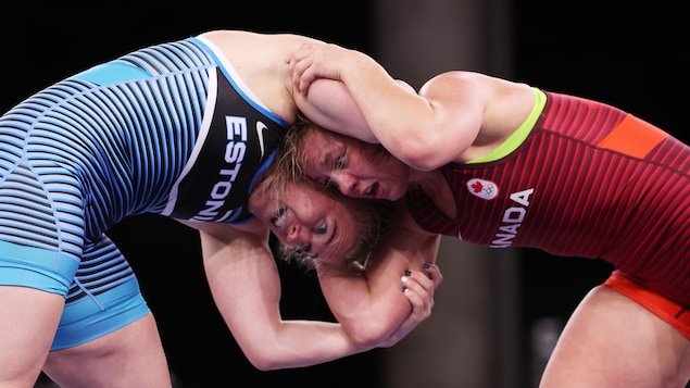 Durant son combat, Erica Wiebe (en rouge) tente de renverser son adversaire.