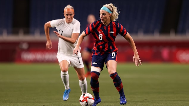 Julie Ertz #8 de l'équipe américaine court avec le ballon tandis qu'Hannah Wilkinson #17 de l'équipe de la Nouvelle-Zélande arrive pour lui faire de la pression.
